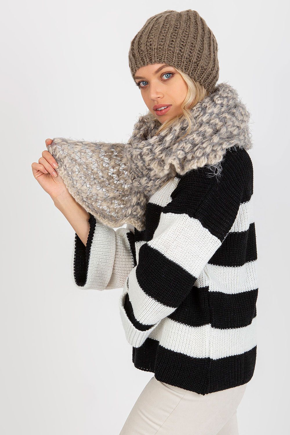  Shawl model 174877 AT 